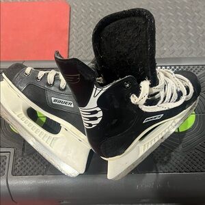 Youth Junior Bauer Hockey Skates size 2R / 3